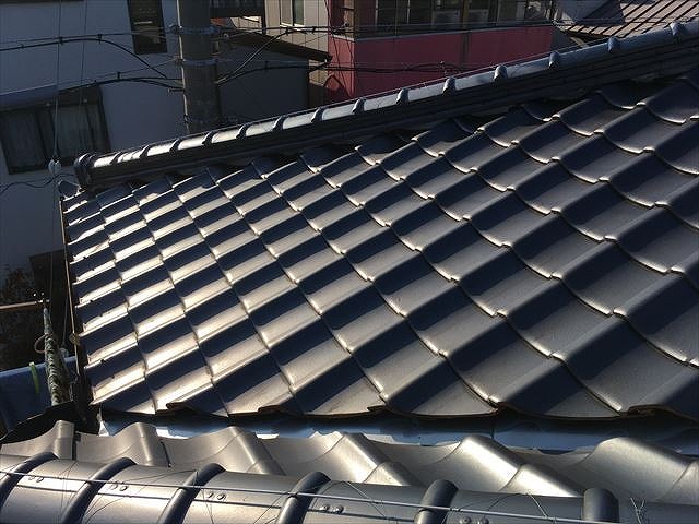 谷板金が設置されている
